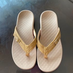 Vionic toe post sandal sz 8